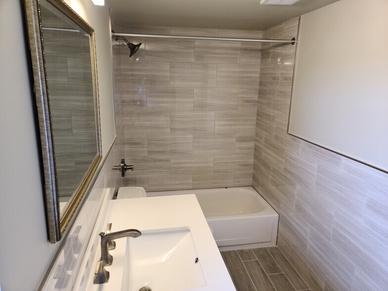 Building Photo - 47 Garden View Ter