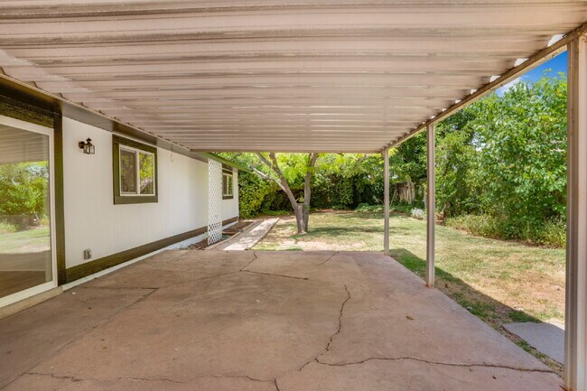 Building Photo - "Charming Newly Remodeled 4-Bed Oasis Touc...