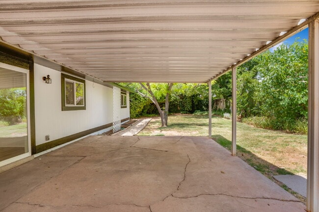 Building Photo - "Charming Newly Remodeled 4-Bed Oasis Touches in St. George – 1528 Sq Ft of Comfort!"