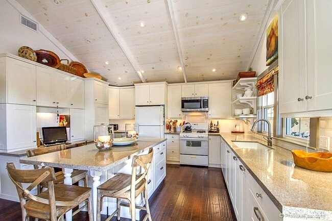 Primary Photo - 1-Bed / 1-Bath Craftsman in South Park wit...