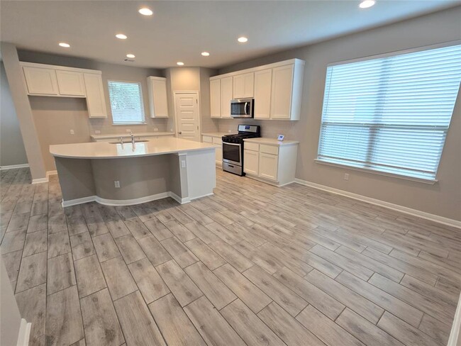 Building Photo - 2208 Limestone Lake Dr