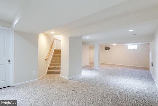 Building Photo - 10424 Goldenrod Dr