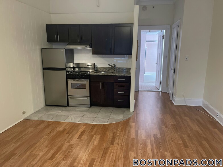 Building Photo - 62 Boylston St