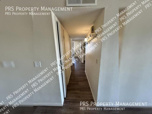 Building Photo - 3226 N Sycamore Pl