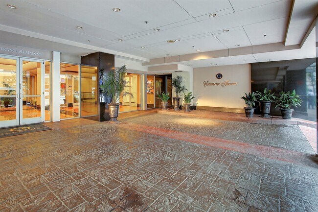 Building Photo - 914 Main St