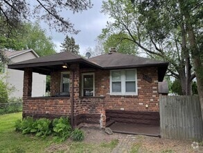 Building Photo - 2 bed 1 bath Rochester Hills ranch with ga...