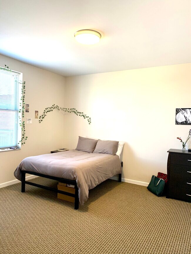 Bedroom, Fully Furnished, Full Bed, Large Closet - 300 Park Point Dr