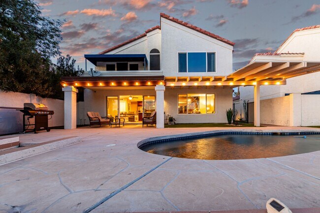 Building Photo - 4 bedroom Lakefront Property