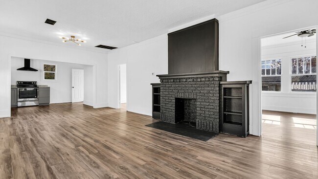 Building Photo - 2 Bedroom 2 Bath