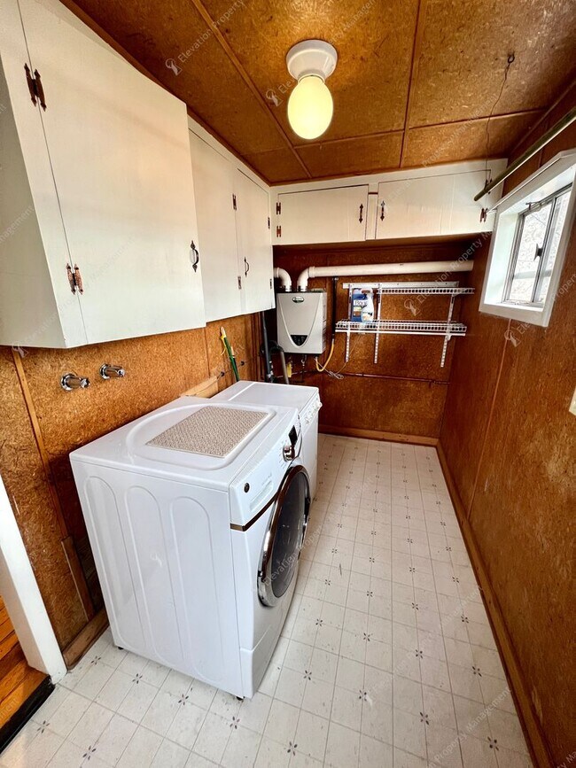 Building Photo - *Unfurnished* Charming, updated and walkable west side 3 BR + den/office