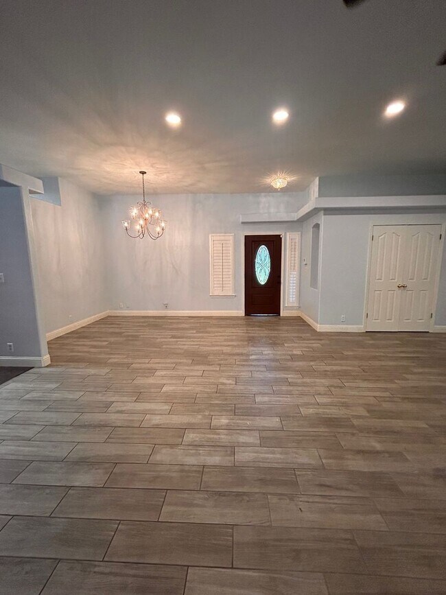 Building Photo - Beautiful Home for rent in Visalia!