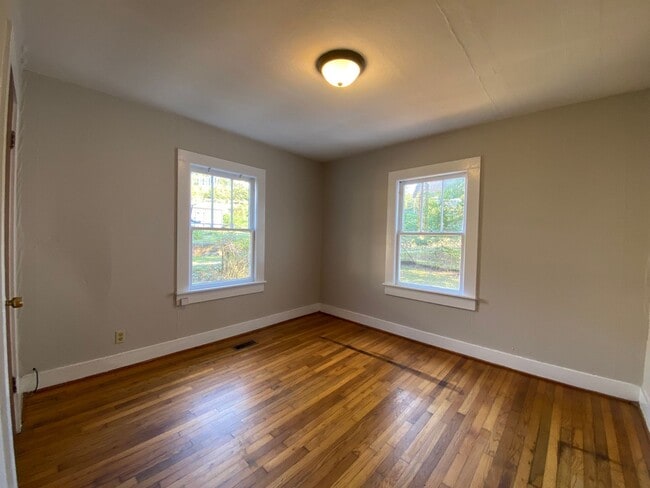 Building Photo - 210 E 28th St