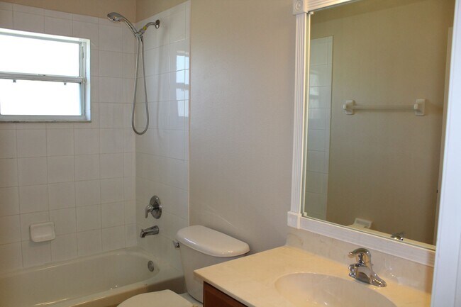 Building Photo - Lovely Rental in Coral Trace