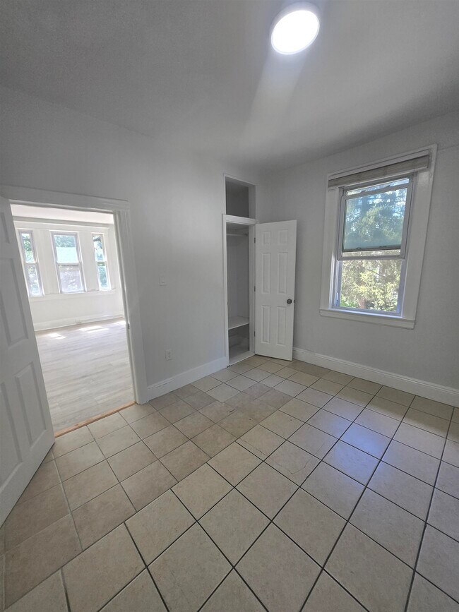 Building Photo - 65 W Ivy Ln