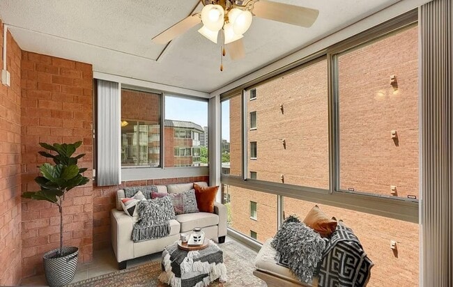 Building Photo - Amazing 1 Bedroom 1 Bathroom Condo With Su...