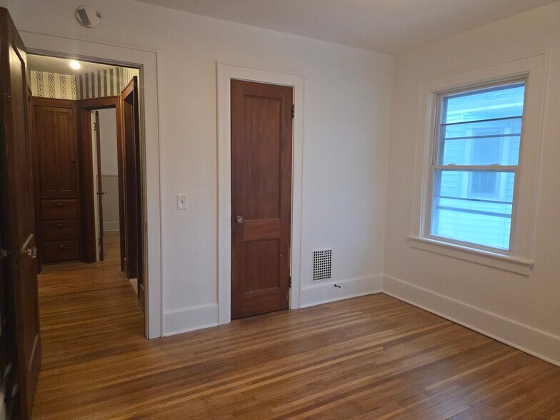 Bedroom larger - 467 Maplewood Ave
