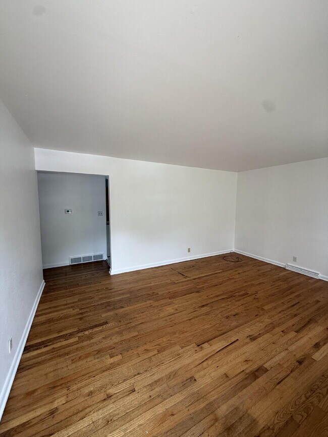 Building Photo - Charming Home Available Now!