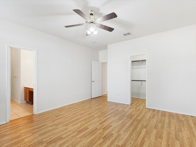 Building Photo - 548 Linacre Dr