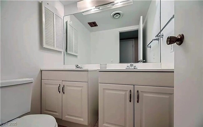 Building Photo - 3045 Pinehurst Dr