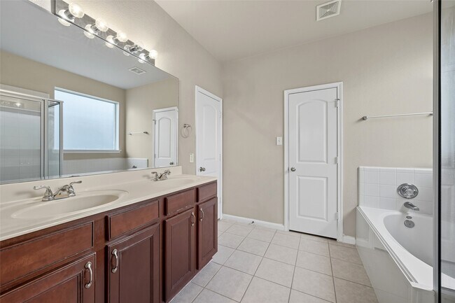 Building Photo - 2551 Marquette Trail