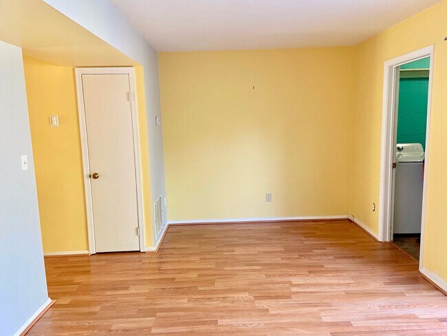 Building Photo - 2BD/1.5BA  Brick Townhouse  Washer/ Dryer Included!