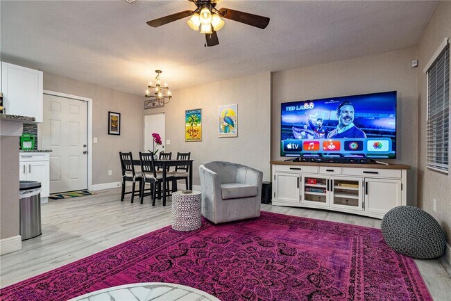 Building Photo - 113 W Adalee St