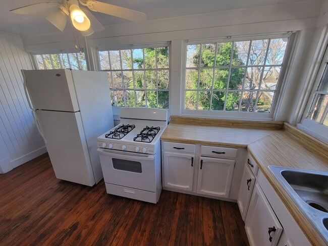 Building Photo - 320 S Mendenhall St