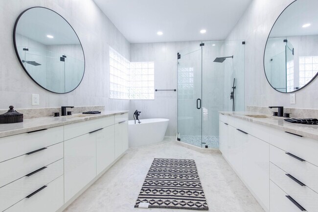 Building Photo - 2443 Players Ct