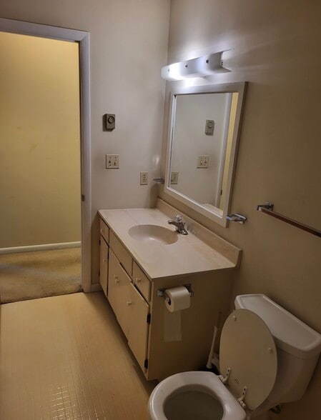 Main bathroom - 36 Kendes Rd