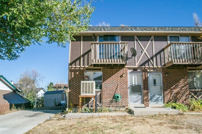 Building Photo - $1,695.95 - 2 Bed, 1 Bath Townhome In Denver with In Unit Laundry!
