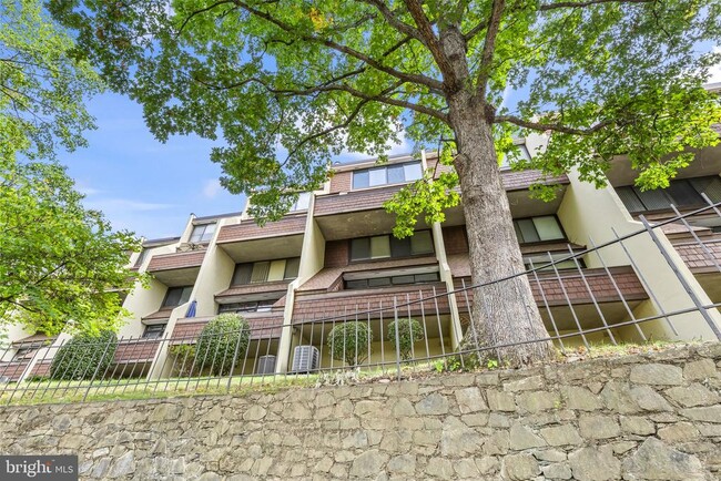 Building Photo - 2216 S Quincy St