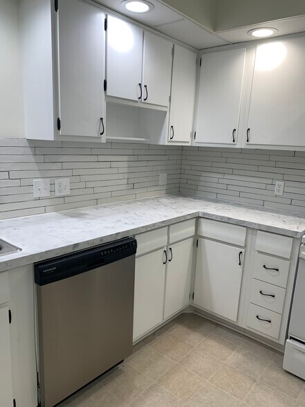 Building Photo - 2142 Collinway St