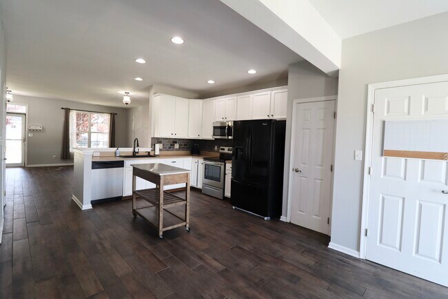 Building Photo - 8805 Hillside Way