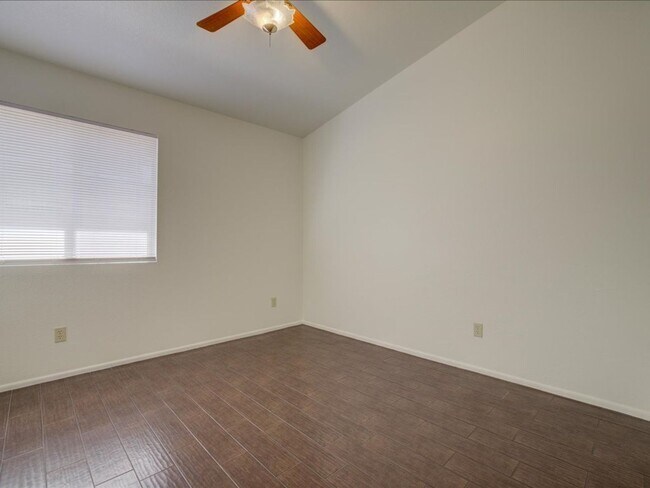 Building Photo - 3 Bed/2 Bath- GREAT Location Near Downtown