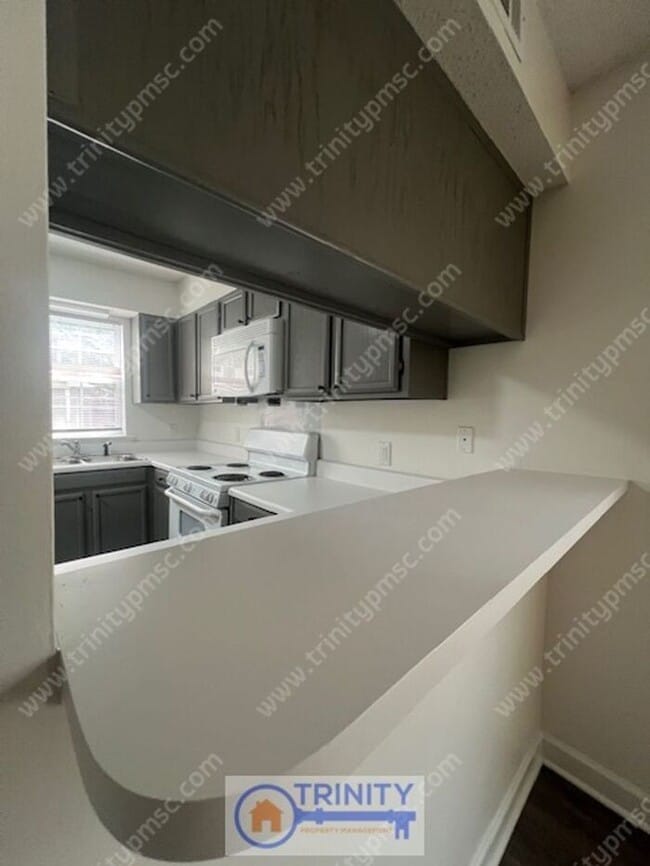 Building Photo - Cute TWO STORY Town Home!