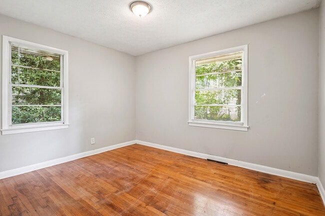 Building Photo - 582 Boyds Dr SE