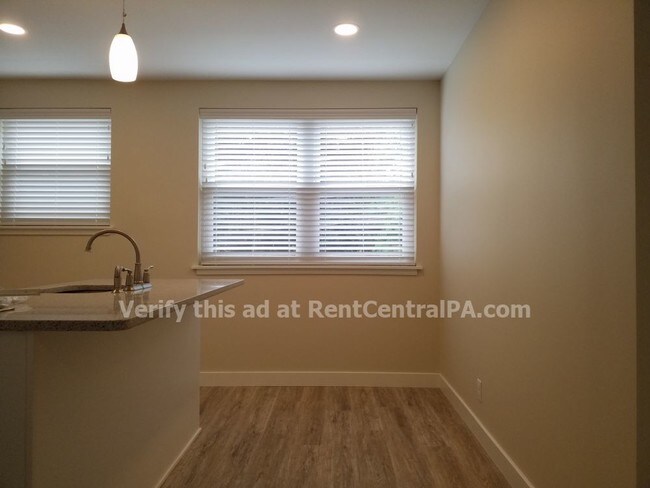 Building Photo - 412 S College St Apt 205