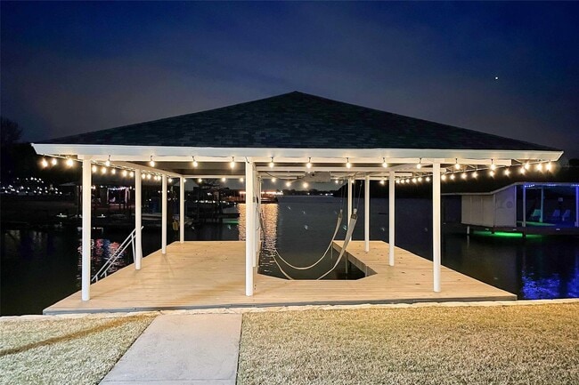 Building Photo - Gorgeous Cove on Main Body Water