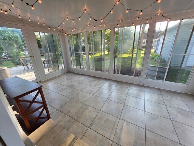 Building Photo - 375 Hauxwell Dr