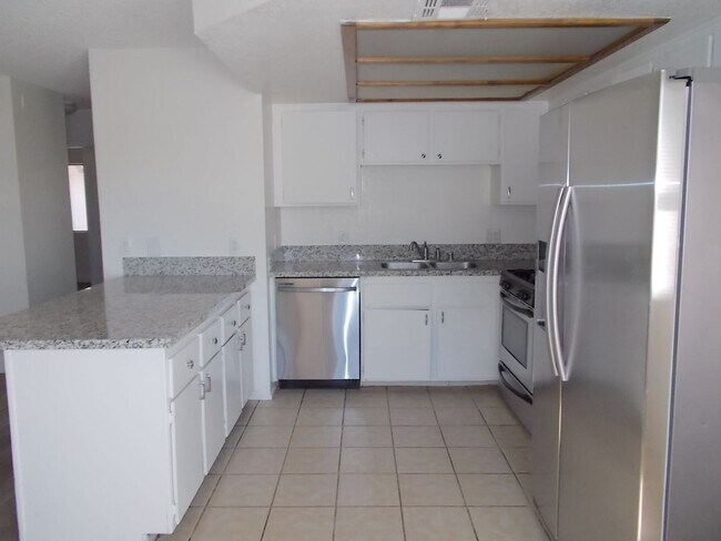 Building Photo - Charming 2-Bed, 2-Bath Condo with Balcony and Pool Access in Las Vegas