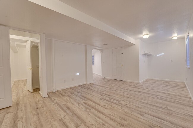 Building Photo - Beautiful 4 bed, 3.5 bath Home in Fort Collins Dakota Ridge Neighborhood