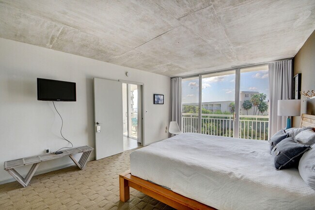 Building Photo - 2780 S Ocean Blvd