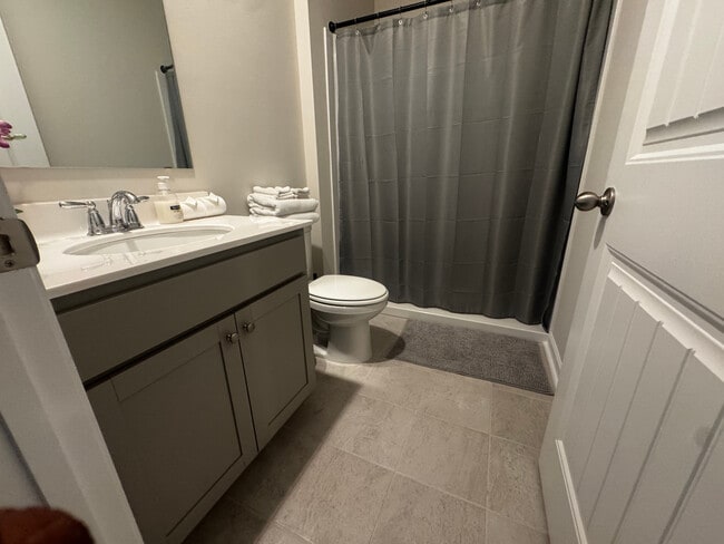 Building Photo - Room in Townhome on Chestnut Trce