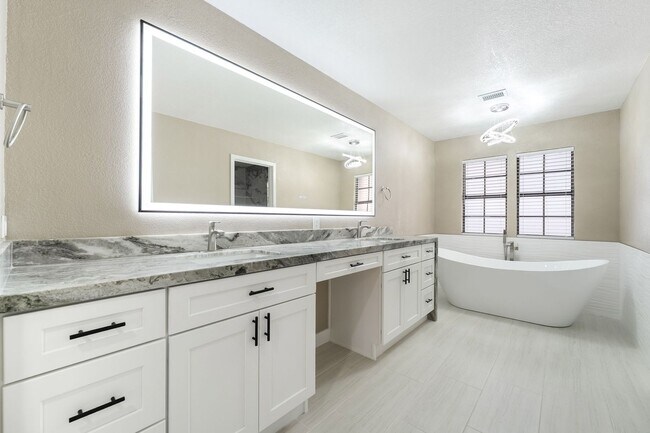 Building Photo - 968 Pinehurst Dr