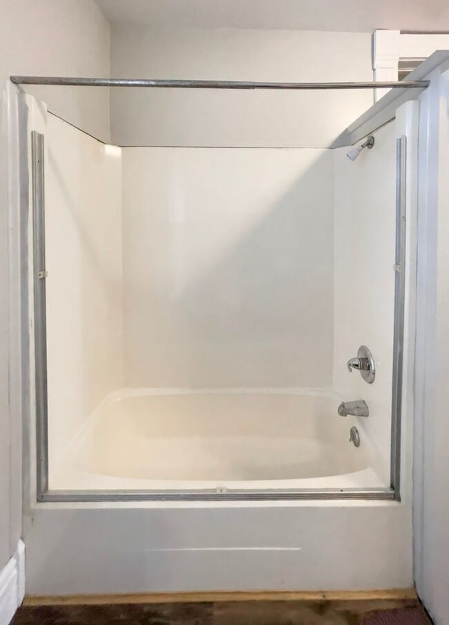 Building Photo - 700 W Powers St