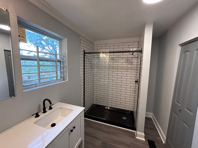 Master bath - 547 Erin Ave SW