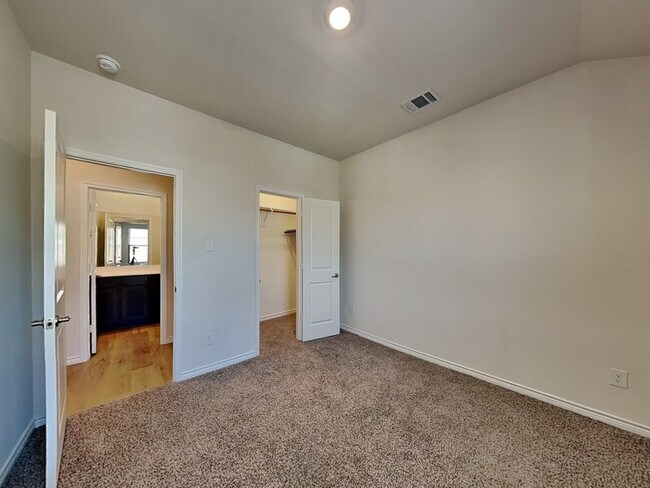 Building Photo - 2020 Saddle Wy