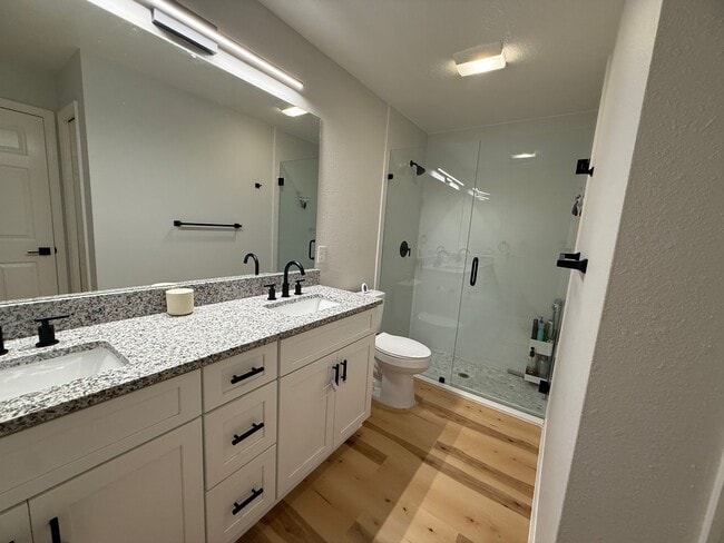 Building Photo - Remodeled Townhouse - Granite Counters, Fe...