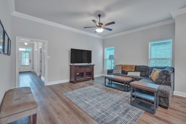 Building Photo - 4 Bedroom House Near LSU on Burbank