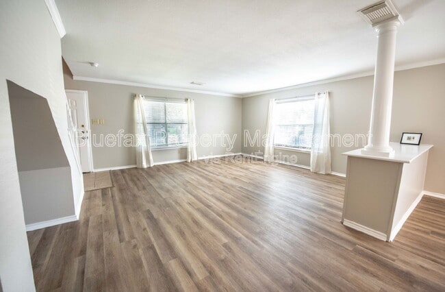 Building Photo - 225 Samantha Dr
